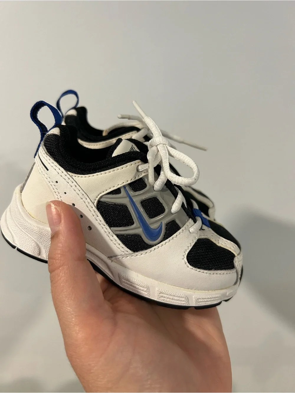 Nike Little Attest Toddler Sneakers White Black Blue Size 5C